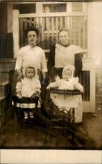 Moeder met dochters, Ophalen of Verzenden, Voor 1920, Zuid-Holland