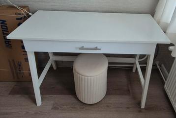 Bureau wit met 1 lade beschikbaar voor biedingen
