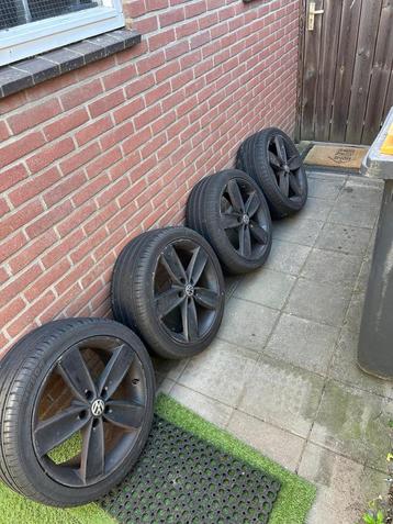 banden en velgen. Maat 215/40/17. beschikbaar voor biedingen