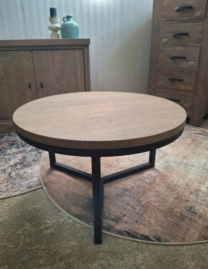 Robuuste salontafel van massief eiken en metalen onderstel, Huis en Inrichting, Tafels | Salontafels, Nieuw, Minder dan 50 cm