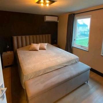 Complete Slaapkamer met Boxspring en Nachtkastjes beschikbaar voor biedingen