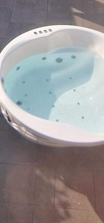 rond bubblebad beschikbaar voor biedingen