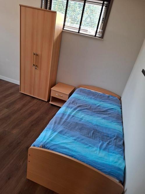 Bed 90x200 met elektrische bodem,, nachtkastje en kast, Huis en Inrichting, Slaapkamer | Complete slaapkamers, Zo goed als nieuw