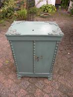 antiek mint groen ijzeren kastje, Antiek en Kunst, Antiek | Meubels | Kasten, Ophalen of Verzenden