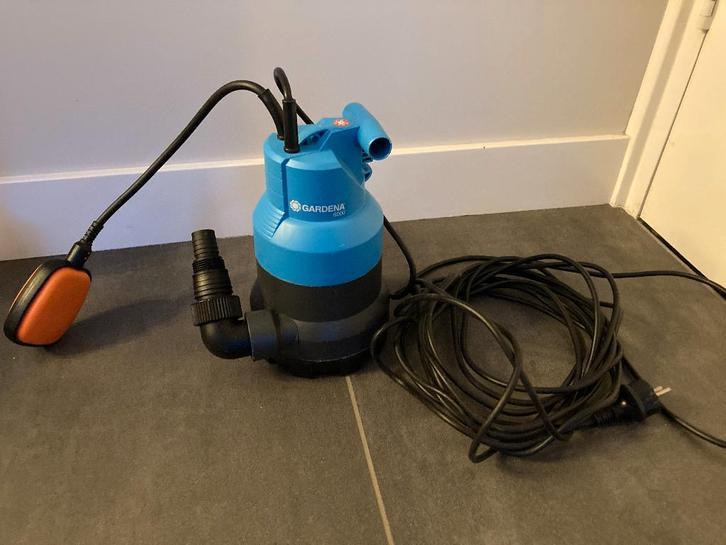 Gardena dompelpomp met slang, Tuin en Terras, Waterpompen, Zo goed als nieuw, Elektrisch, Dompelpomp, Ophalen