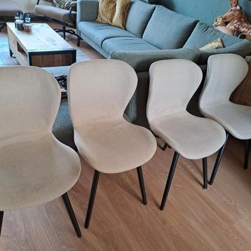 4 beige eetkamer stoelen beschikbaar voor biedingen