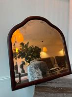 Vintage spiegel met bruine houten lijst, Ophalen of Verzenden, Ovaal, Minder dan 50 cm