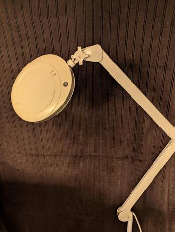 LED loeplamp met statief / LED magnifying lamp with tripod beschikbaar voor biedingen