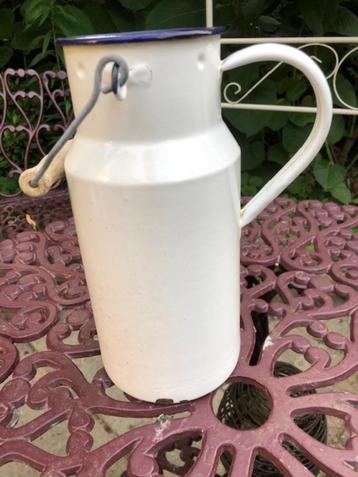 V) emaille witte melkkan hoog 25cm  beschikbaar voor biedingen
