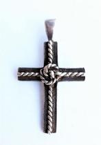Kruisje hangertje crucifix met touwwerk (7810-132), Antiek en Kunst, Ophalen
