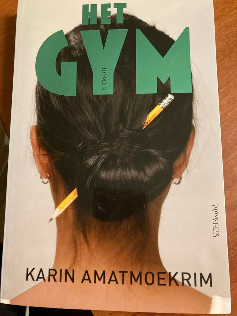 Het Gym - Karin Amatmoekrim, Boeken, Ophalen of Verzenden, Zo goed als nieuw, Nederland