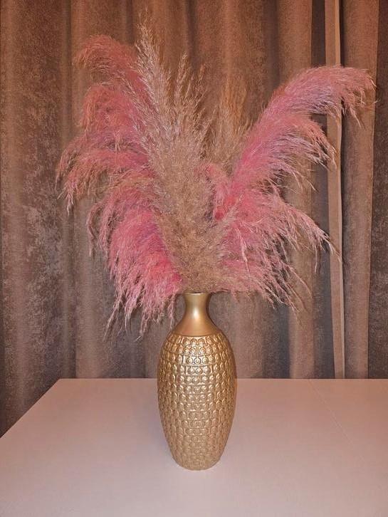 Gouden vaas met roze en beige pampaspluim, Huis en Inrichting, Woonaccessoires | Vazen, Zo goed als nieuw, Overige kleuren, Minder dan 50 cm