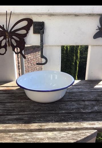 Wit emaille bakje / schaaltje met blauwe rand. Diameter 16cm beschikbaar voor biedingen