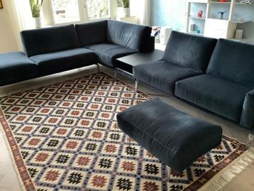 Leolux Bellice hoekbank met poef beschikbaar voor biedingen