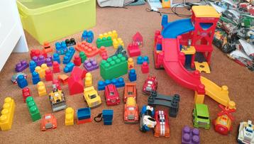 Verschillende auto's, blokken en garage van mega blocks.  beschikbaar voor biedingen
