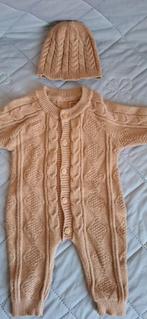 Gebreide jumpsuit + muts – beige, maat 56/62, Ophalen of Verzenden, Zo goed als nieuw, Jongetje of Meisje, Pakje