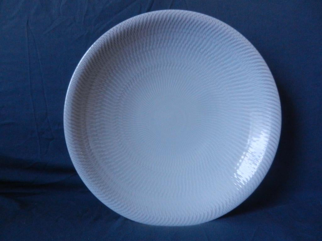 Wit geglazuurde schaal met guilloche Joep Felder d. 31,9 cm., Ophalen of Verzenden
