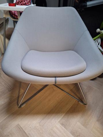 Grijze fauteuil, afmetingen zijn 75 x 75 x 47 zithoogte