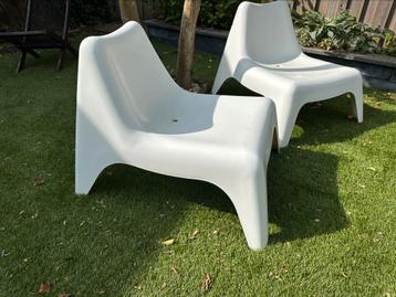 2 kunststof lounge tuinstoelen beschikbaar voor biedingen