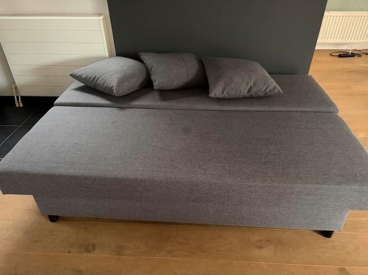 Grijze slaapbank - Uitklapbaar tot bed, Huis en Inrichting, Slaapkamer | Slaapbanken, Gebruikt, 90 cm, 190 cm of minder, Twijfelaar