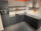 Zwarte houtnerf hoekkeuken showmodel uitverkoop, Huis en Inrichting, Keuken | Complete keukens, Ophalen, Zwart, Hoekkeuken, Nieuw
