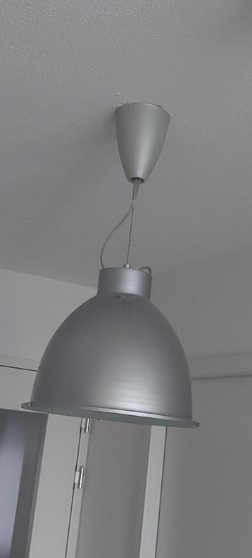Hanglamp industrieel grijs met matglazen onderzijde IZGS beschikbaar voor biedingen
