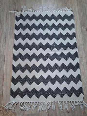 Vloerkleed met zigzag patroon beschikbaar voor biedingen