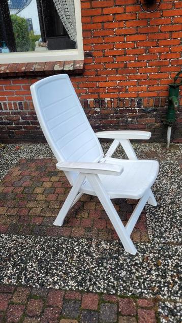 7 Kunststof Tuinstoelen met Kussens beschikbaar voor biedingen