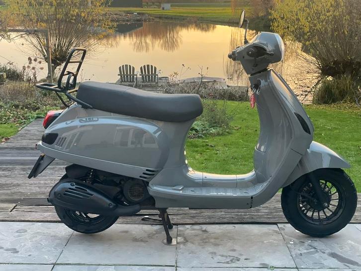 AGM VX50 Scooter, Fietsen en Brommers, Snorfietsen en Snorscooters, Zo goed als nieuw, Benzine, Ophalen