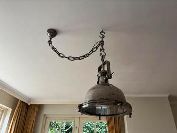3 industriële hanglampen beschikbaar voor biedingen