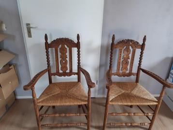 2 antieke bewerkte  rieten stoelen beschikbaar voor biedingen