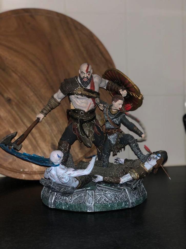 Kratos god of war exclusive statue figure 25 cm hoog, Verzamelen, Beelden en Beeldjes, Zo goed als nieuw, Ophalen of Verzenden
