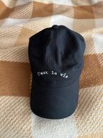 C'est la vie pet Claude Eurovision, Kleding | Heren, Hoeden en Petten, Ophalen of Verzenden, Zo goed als nieuw