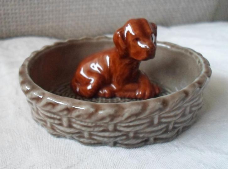 Wade red setter puppy in mand., Verzamelen, Beelden en Beeldjes, Zo goed als nieuw, Dier, Ophalen of Verzenden