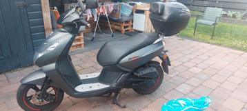 Peugeot kisbee RS 4 takt (45 km/uur) met alle accessoires.  beschikbaar voor biedingen