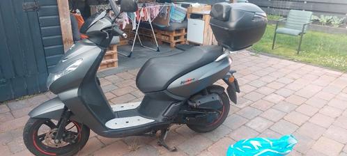 Peugeot kisbee RS 4 takt (45 km/uur) met alle accessoires., Fietsen en Brommers, Scooters | Peugeot, Zo goed als nieuw, Overige modellen