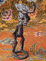 Antiek brons beeldje uit Afrika van man met tros bananen., Ophalen of Verzenden