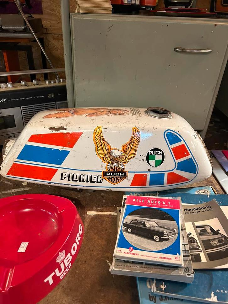 Gave vintage/ industriële Puch tank met stickers, Fietsen en Brommers, Brommeronderdelen | Puch, Zo goed als nieuw, Tank, Ophalen of Verzenden