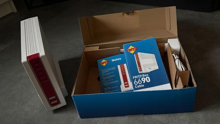 FRITZ!Box 6690 Kabel/COAX - Router - Mesh - WiFi 6, Computers en Software, Routers en Modems, Zo goed als nieuw, Router met modem