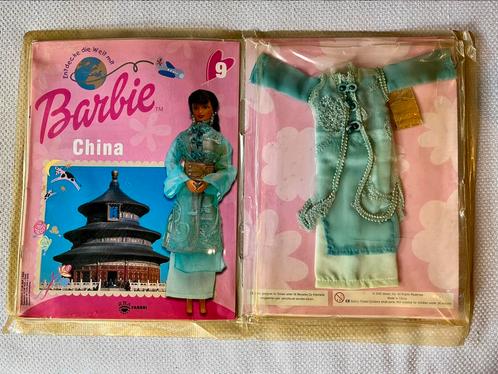 Barbie Discover the World China , boekje en outfit NRFB, Verzamelen, Poppen, Nieuw, Ophalen of Verzenden