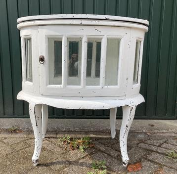 Brocante wit houten theekastje met los dienblad beschikbaar voor biedingen