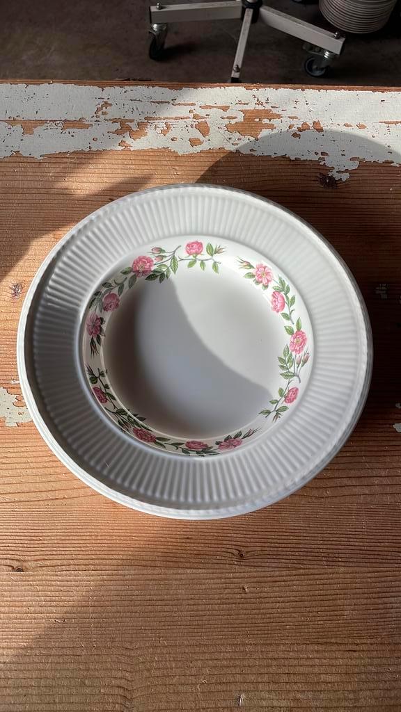 Wedgwood ROSALIND diepe borden, Huis en Inrichting, Keuken | Servies, Zo goed als nieuw, Bord(en), Wedgwood, Porselein, Ophalen of Verzenden