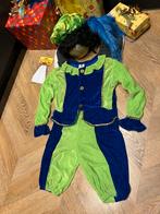 Pietenpak 122 jongens groen blauw set pruik Sinterklaas, Diversen, Sinterklaas, Ophalen of Verzenden, Zo goed als nieuw