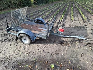 Aanhanger en trilplaat aanhanger beschikbaar voor biedingen
