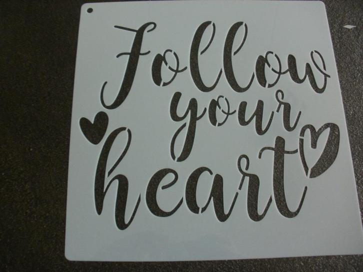 0987-- HERBRUIKBAAR SJABLOON – FOLLOW YOUR HEART 20X20, Hobby en Vrije tijd, Knutselen, Nieuw, Materiaal, Ophalen of Verzenden