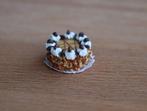 Heerlijke notentaart met strak glazuur op de bovenkant., Verzamelen, Poppenhuizen en Toebehoren, Ophalen of Verzenden, Nieuw, Gebruiksvoorwerp