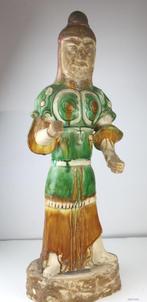 EEN GROTE SANCAI GEGLAZUURDE BESCHERMERFIGUUR - Keramiek - C, Ophalen of Verzenden