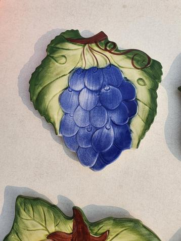 Art Nouveau Majolica Keramische Tegels druiven Onderzetter beschikbaar voor biedingen