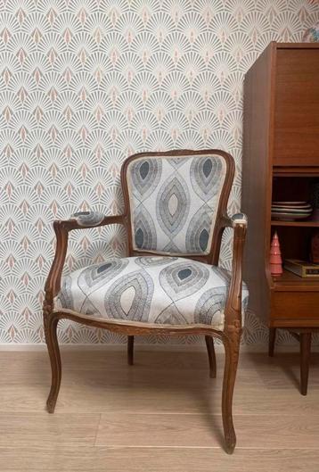 Antieke fauteuil beschikbaar voor biedingen