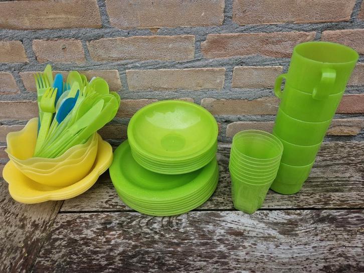 Plastic picknick servies met eventuele picknickmand, Huis en Inrichting, Keuken | Servies, Zo goed als nieuw, Compleet servies